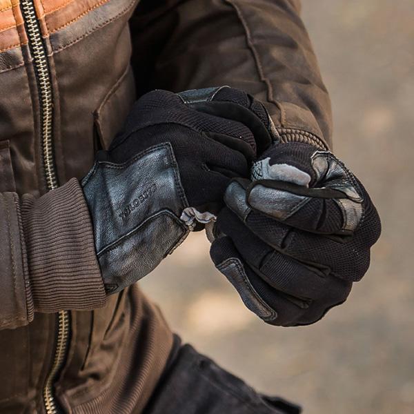 trilobite_mixed-gloves_comfee_black_lifestyle1.jpg
